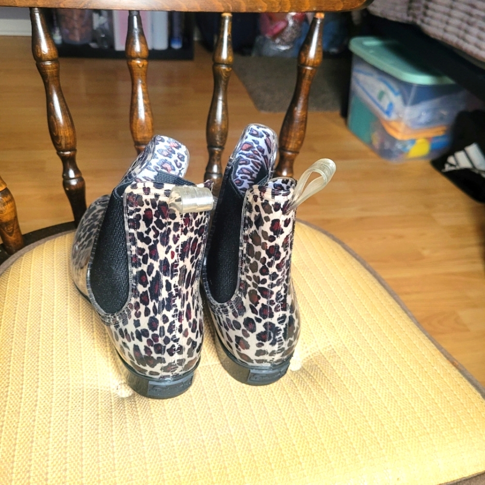 Leopard Print Women's Shoes EUC - Picture 3 of 5